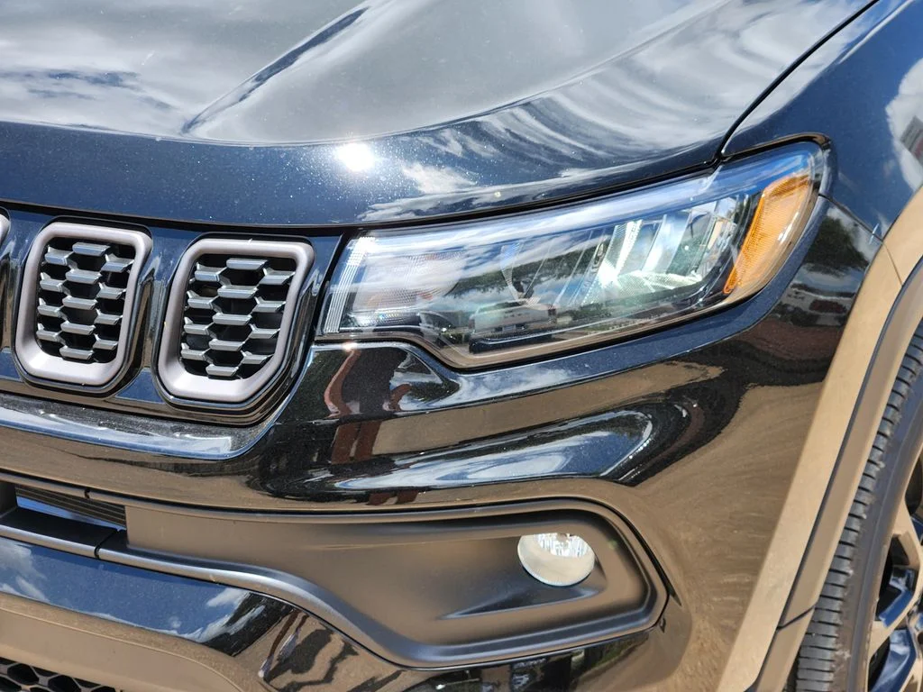 New 2026 Diamond Black Crystal Pearlcoat Jeep Latitude image 5