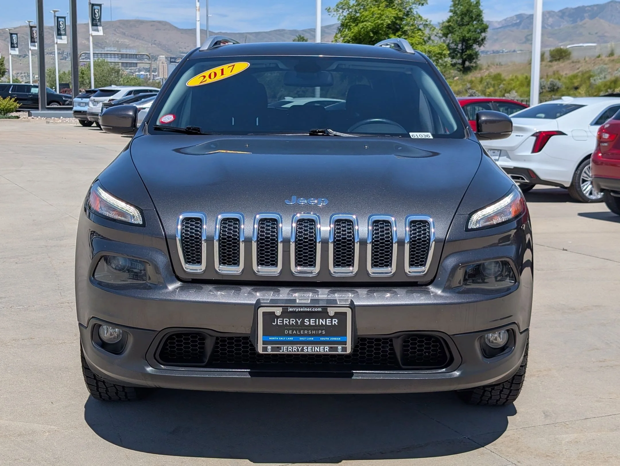 Used 2017 Granite Crystal Metallic Clearcoat Jeep Latitude image 8