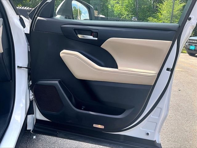 Used 2023 Beige Toyota XLE image 20