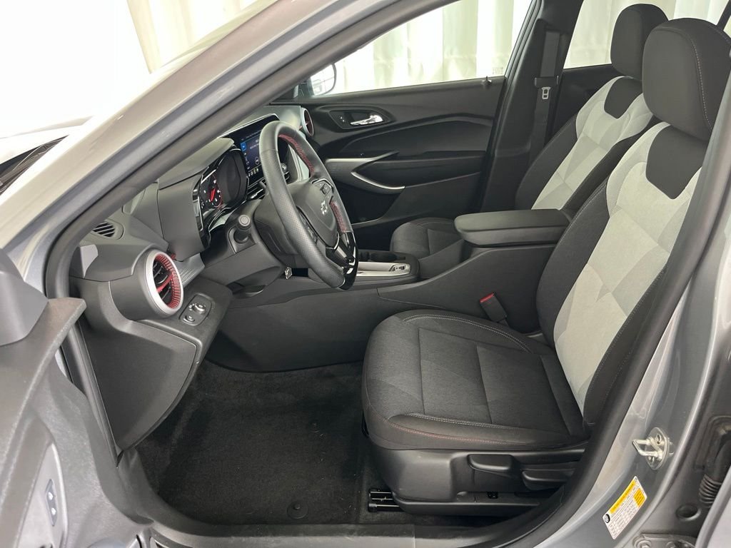 Used 2025 Gray Chevrolet 1RS image 3