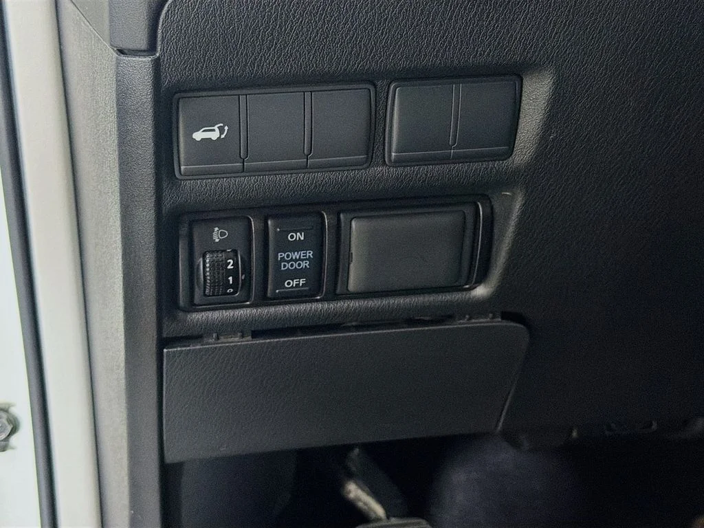 Used 2018 White Nissan SL image 11