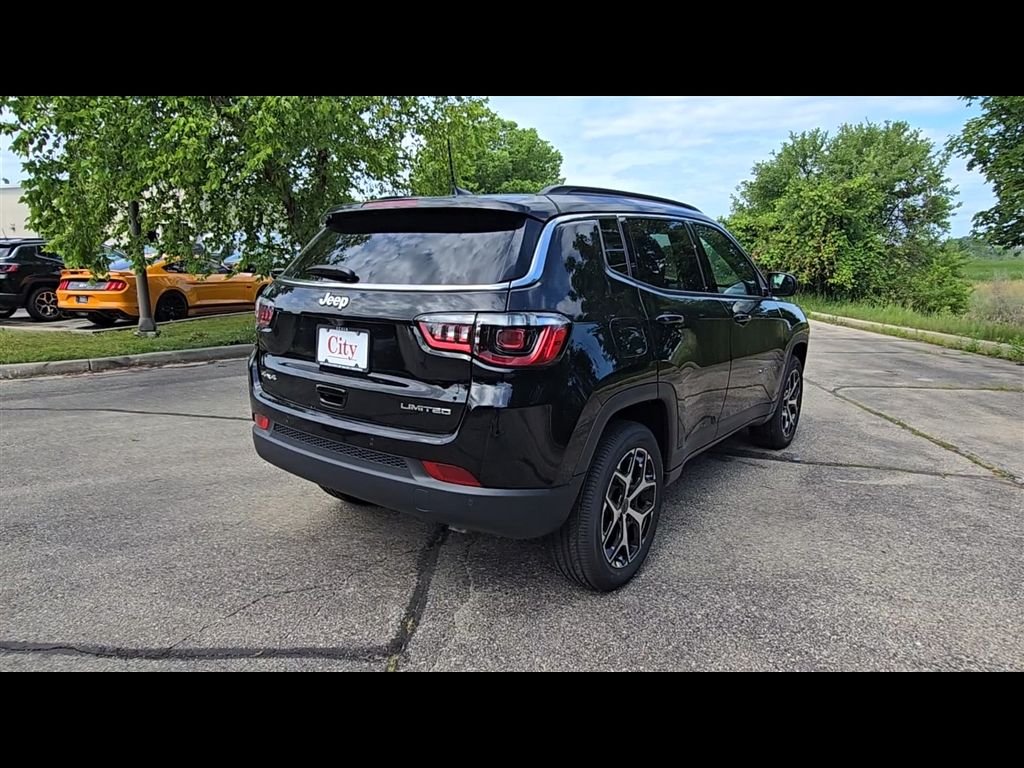 New 2026 Diamond Black Crystal Pearl-Coat Exterior Paint Jeep Limited image 7