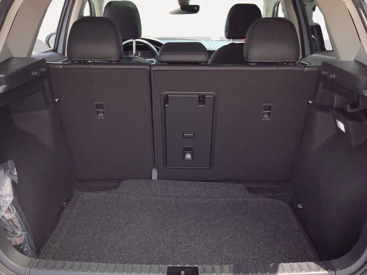 New 2026 Monument Gray w/Deep Black Roof Volkswagen SE Black image 14