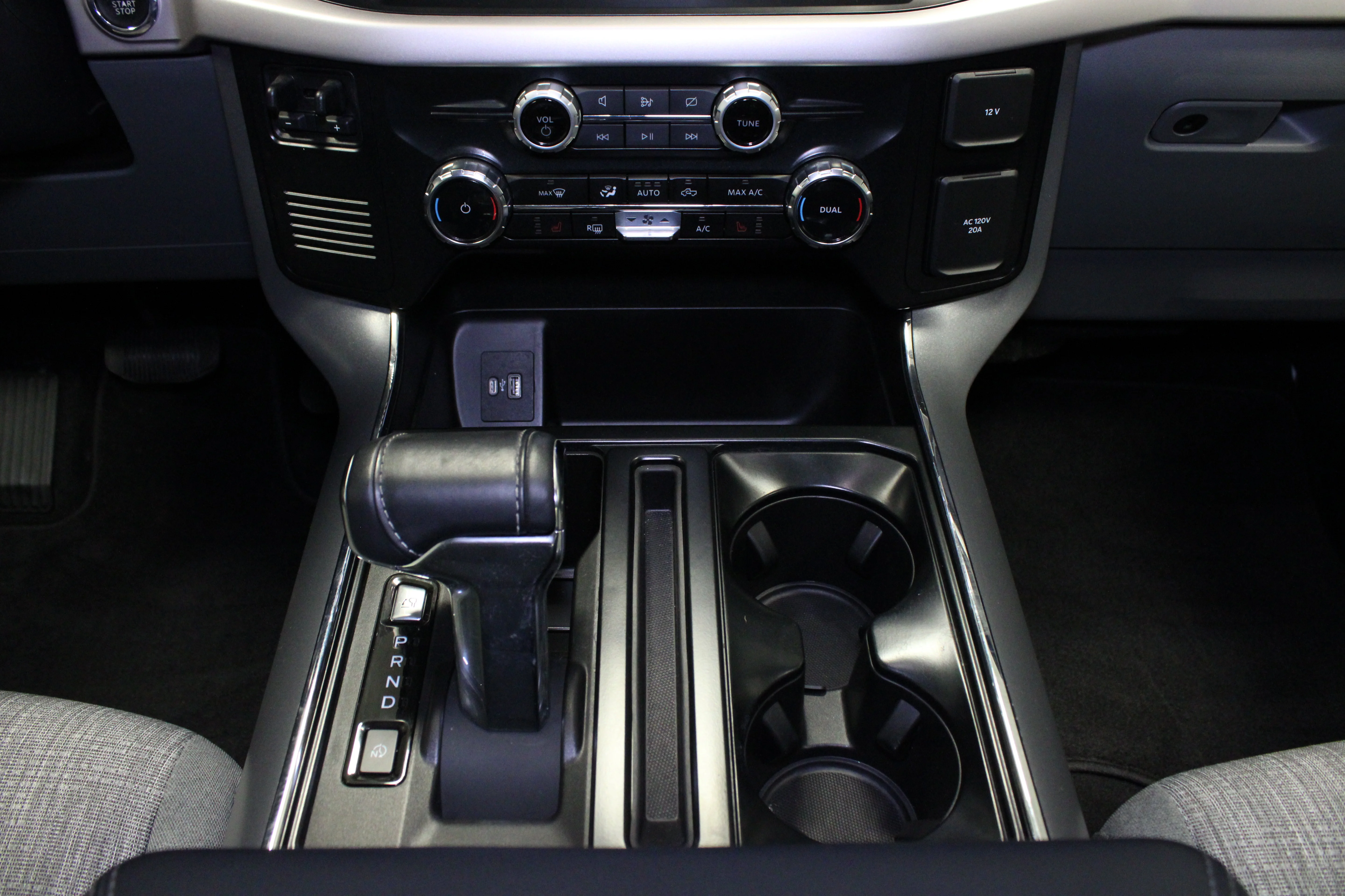 Used 2023 Oxford White Ford XLT image 22