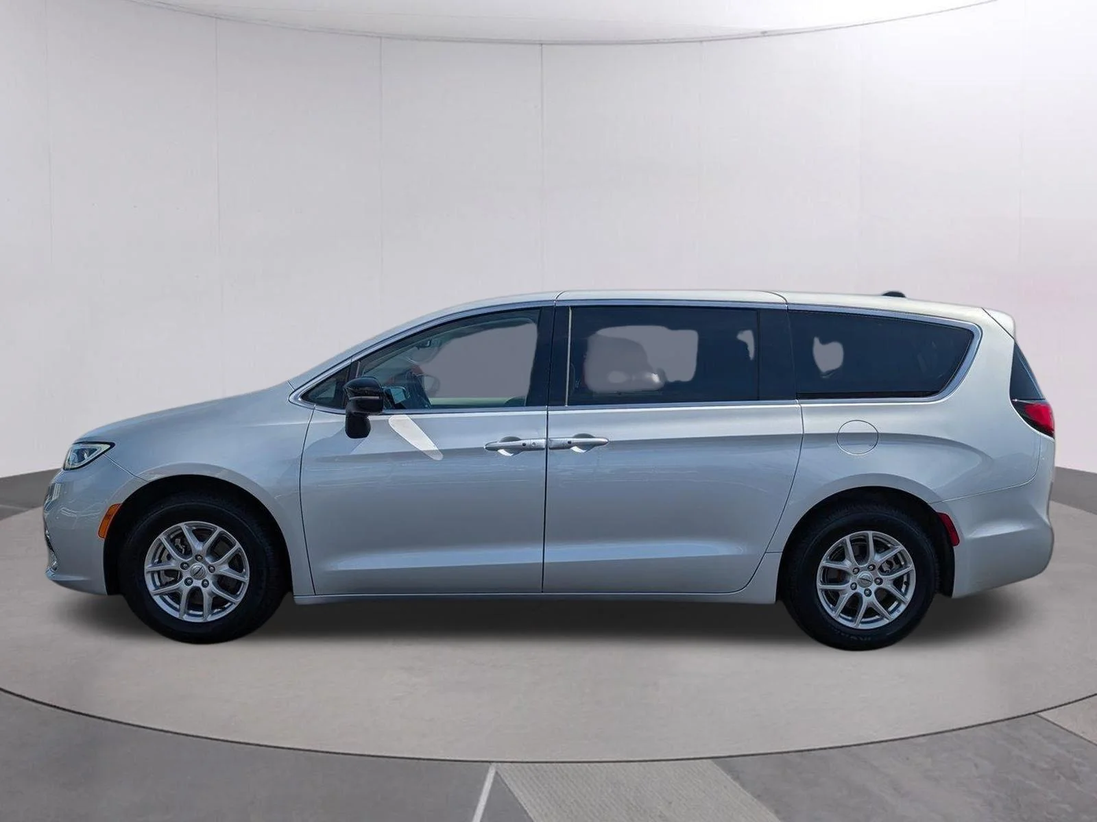 Used 2024 Silver Mist Clearcoat Chrysler Touring L image 2