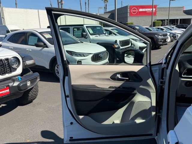 Used 2024 White Chrysler Select image 14
