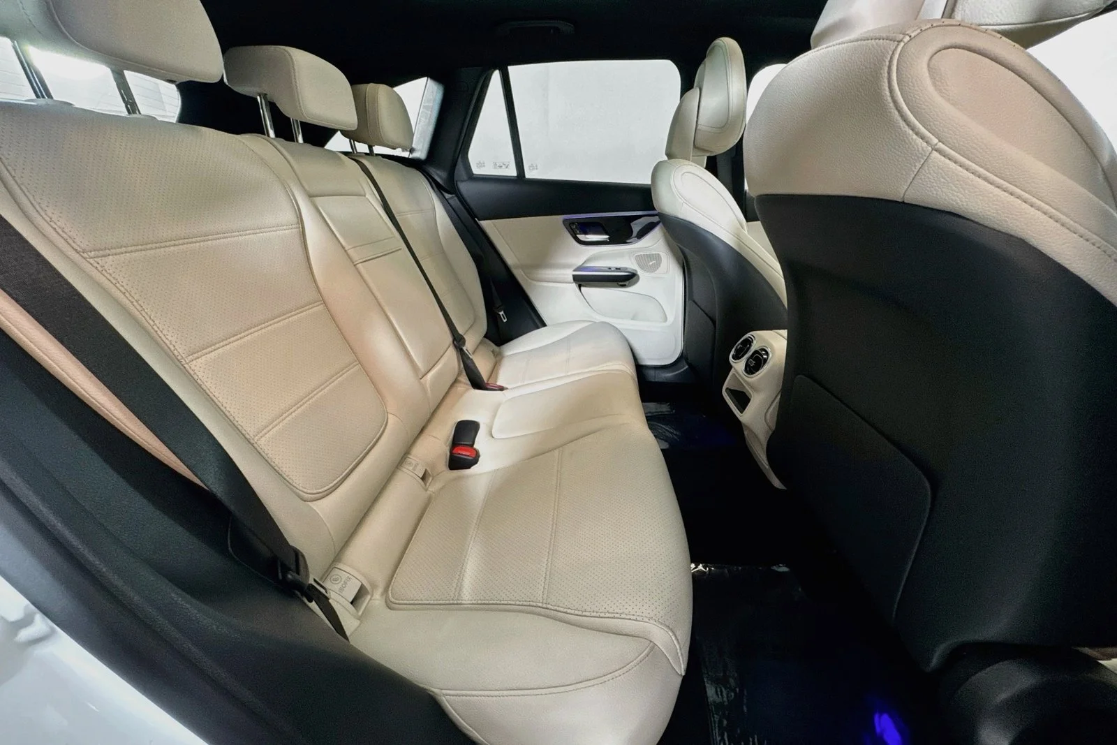Used 2026 Polar White Mercedes-Benz GLC 300 image 26