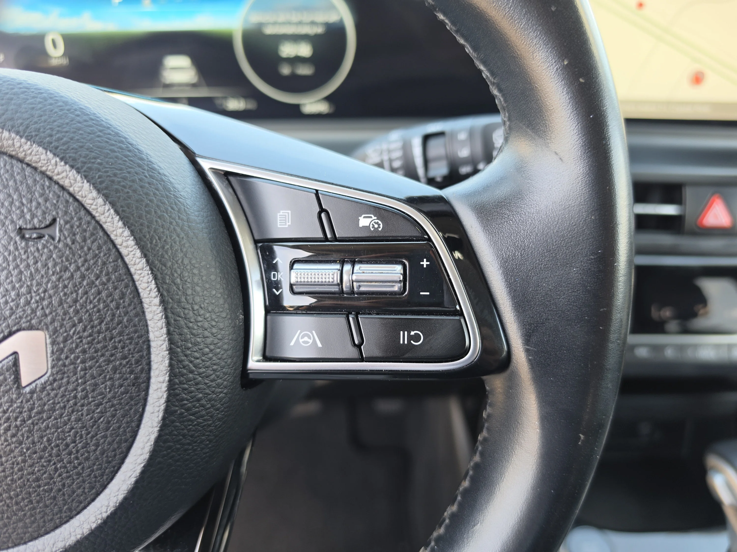 Used 2024 Clear White/Black Roof Kia X-Line image 34