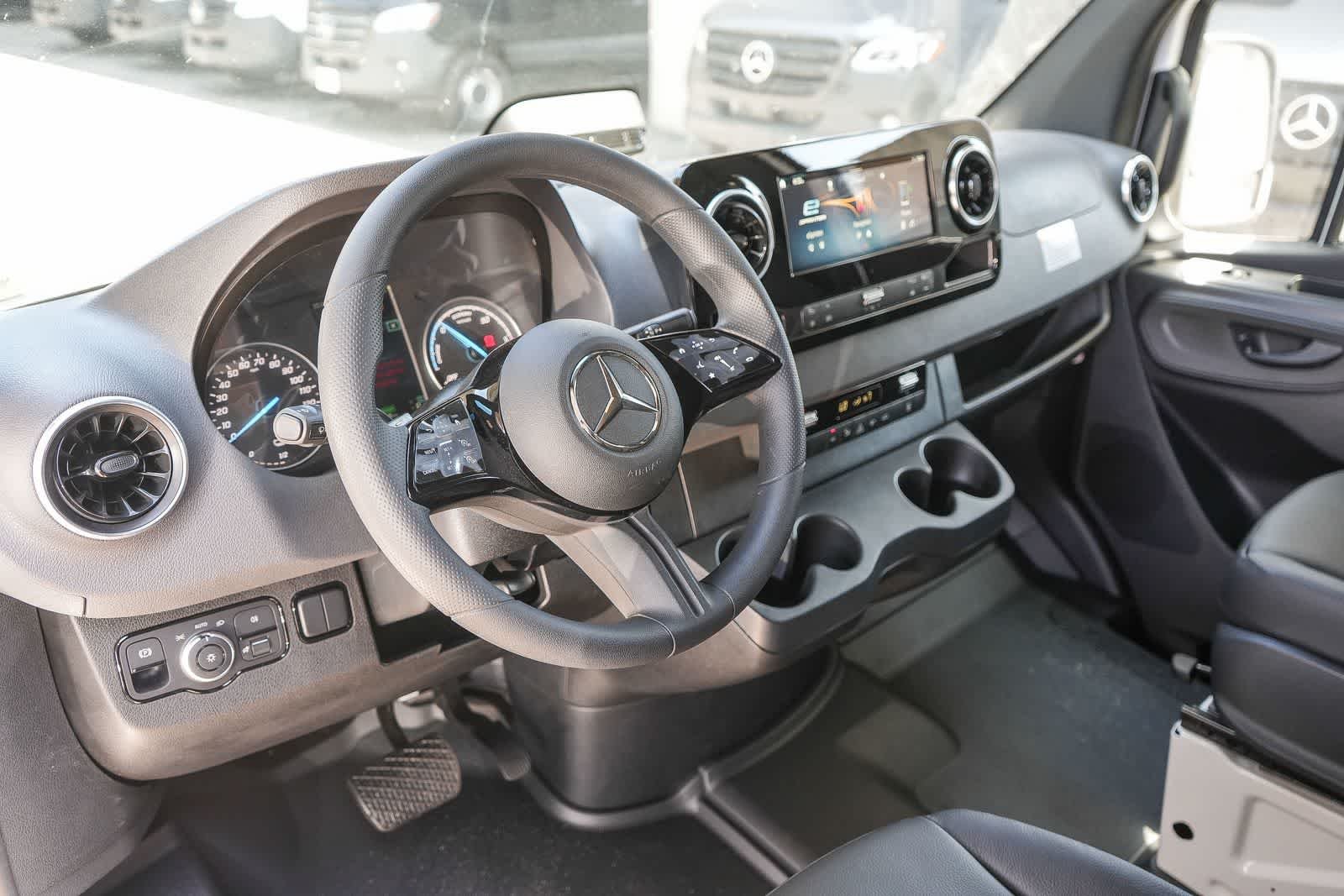 New 2025 Arctic+White Mercedes-Benz Cargo 170WB High Roof 113kW Battery RWD HO Motor image 49