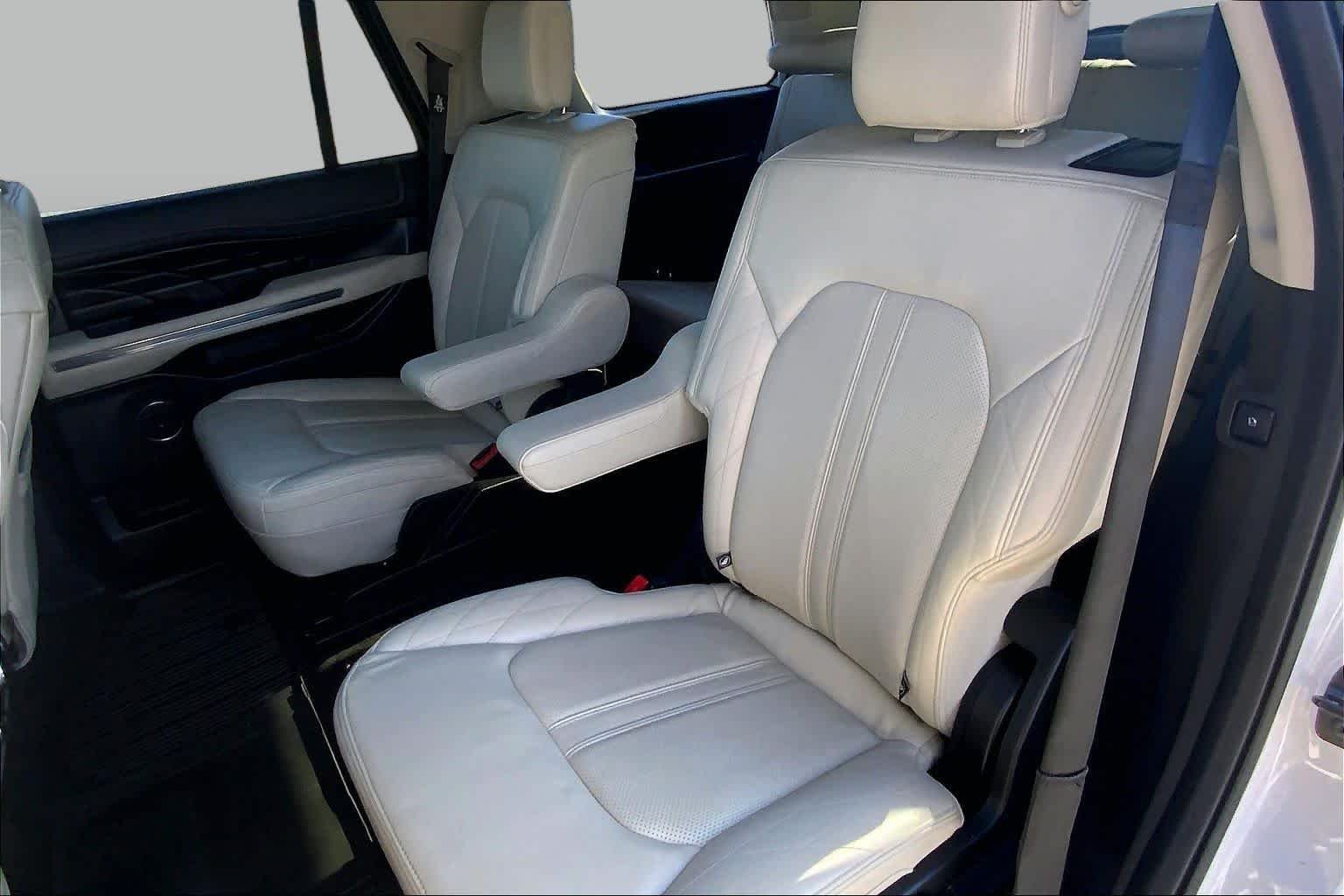 Used 2018 White Platinum Metallic Tri-Coat Ford Platinum image 18