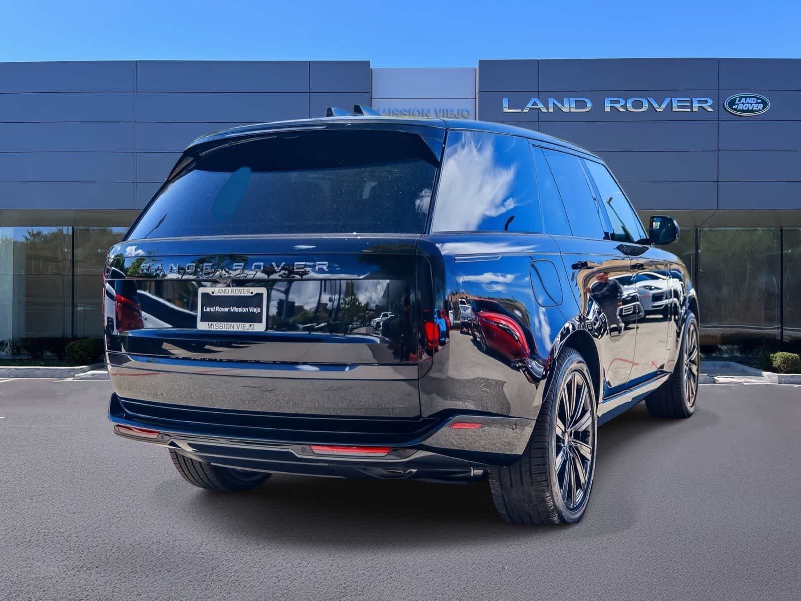 New 2026 Black Land Rover SE image 4