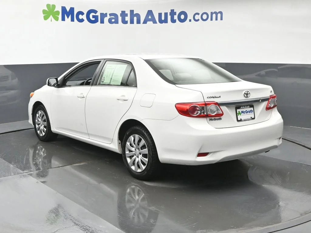 Used 2013 White Toyota LE image 24