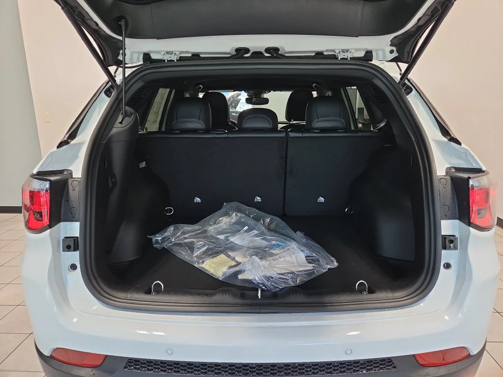 New 2026 Bright White Clear-Coat Exterior Paint Jeep Trailhawk image 8