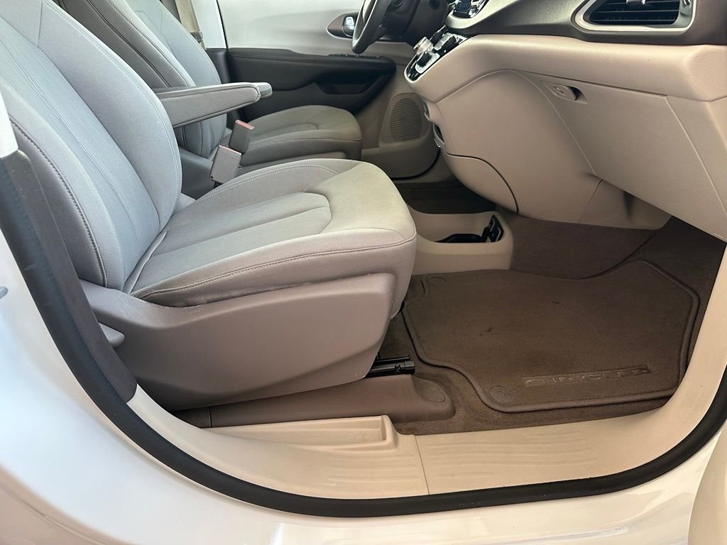 Used 2017 White Chrysler Touring image 38
