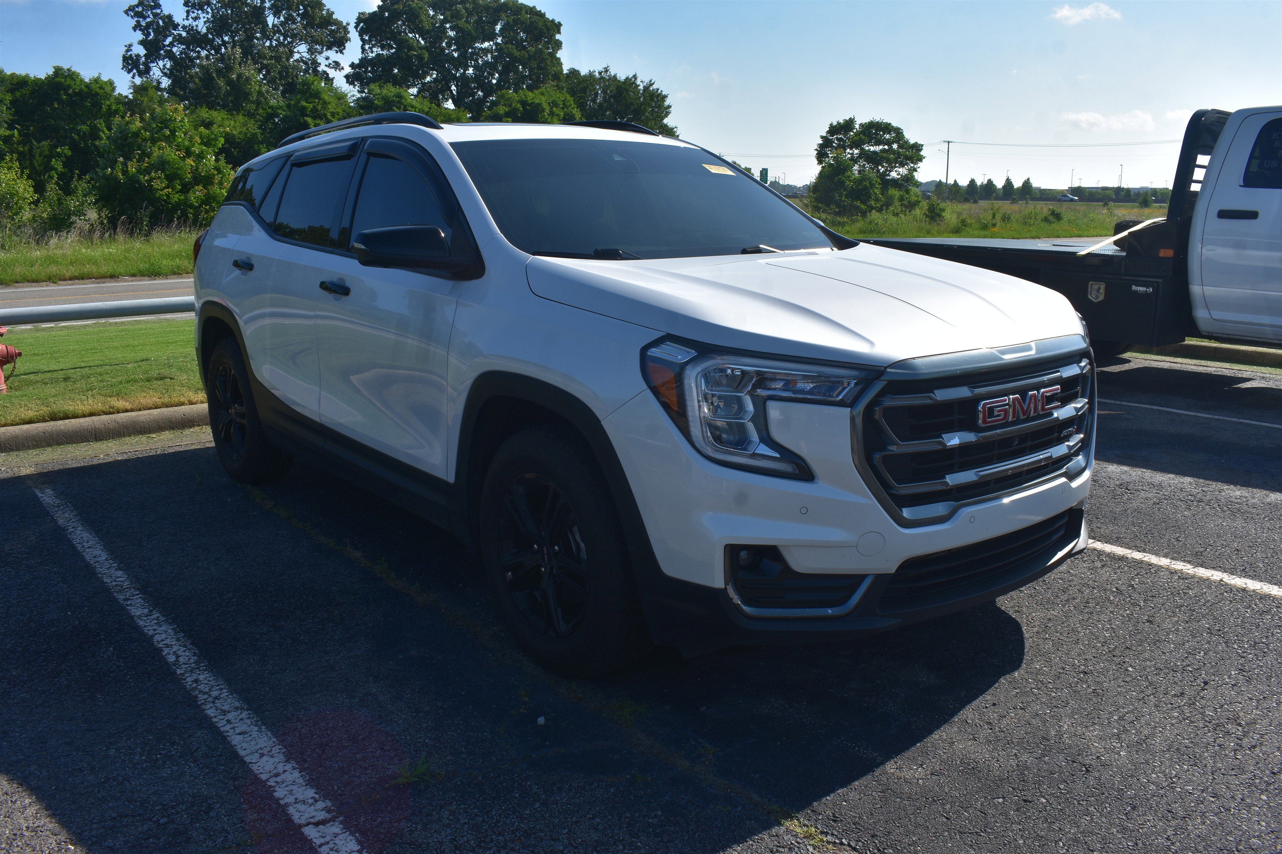 Used 2022 White Frost Tricoat GMC AT4 image 3