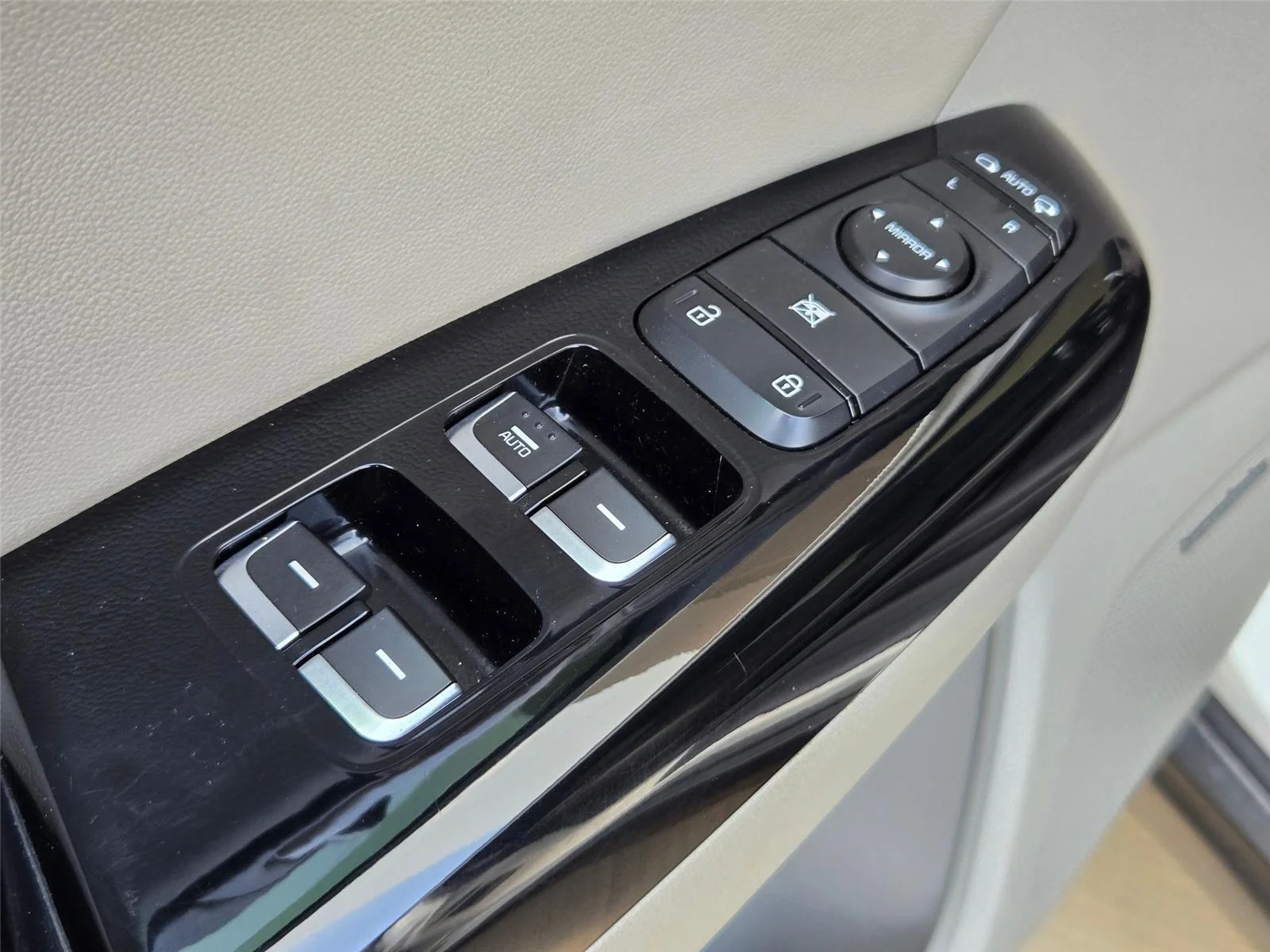 Used 2020 Snow White Pearl Kia EX image 25