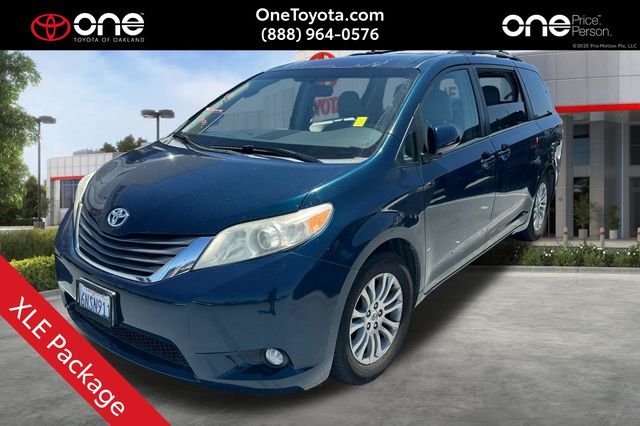 2011 Toyota Sienna XLE V6 7-Passenger Access Seat's photo