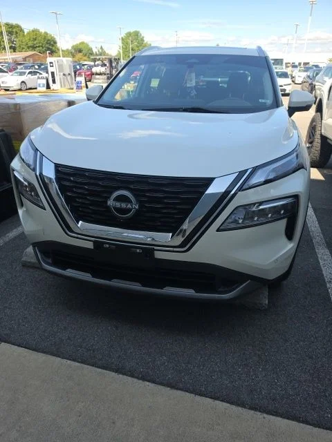 Used 2023 White Nissan SL image 2