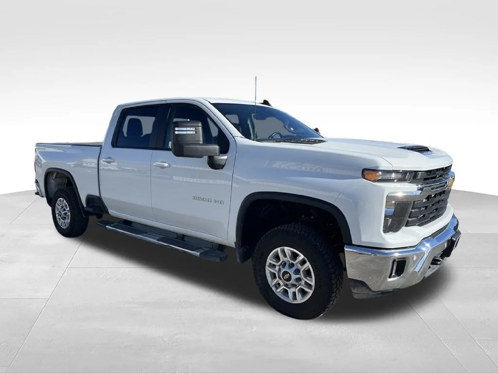 Used 2025 Summit White Chevrolet LT image 3