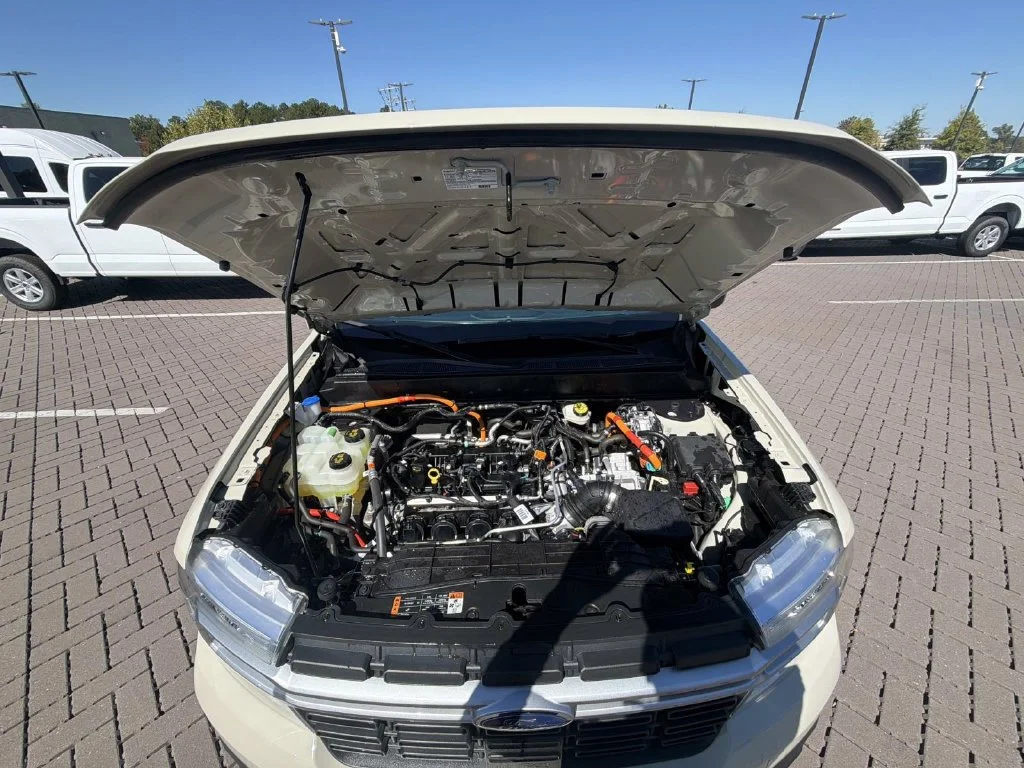 Used 2024  Ford Lariat image 10