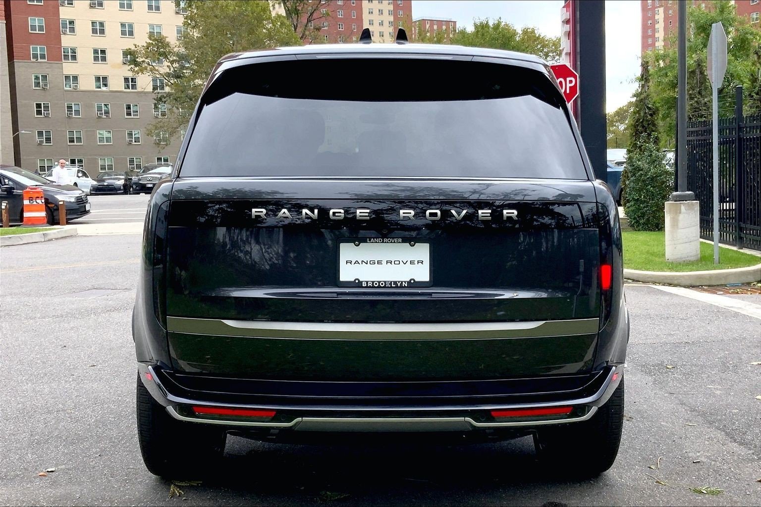 New 2027 Carpathian Grey Land Rover SE image 4