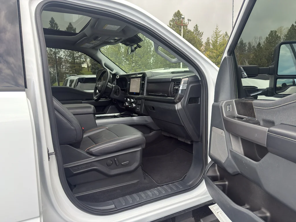 Certified Used 2025 Oxford White Ford LARIAT image 25