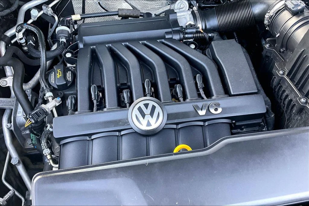 Used 2022 Black Volkswagen 3.6L V6 SE w/Technology image 33