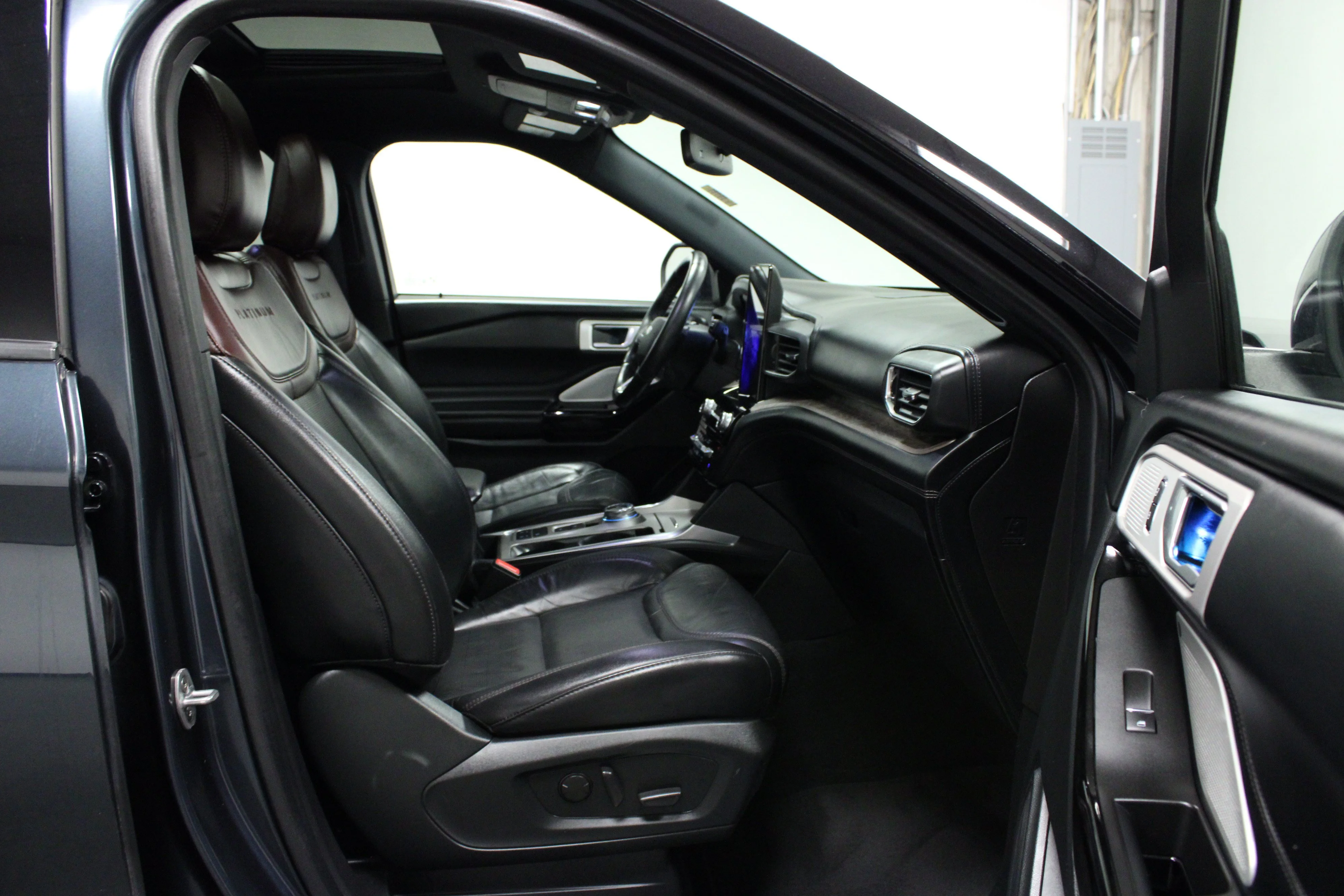 Used 2022 Blue Metallic Ford Platinum image 17