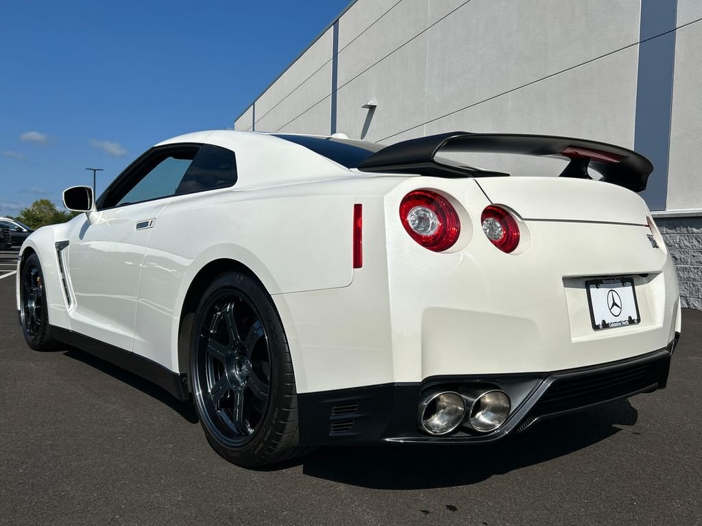 Used 2015 White Nissan Black Edition image 5