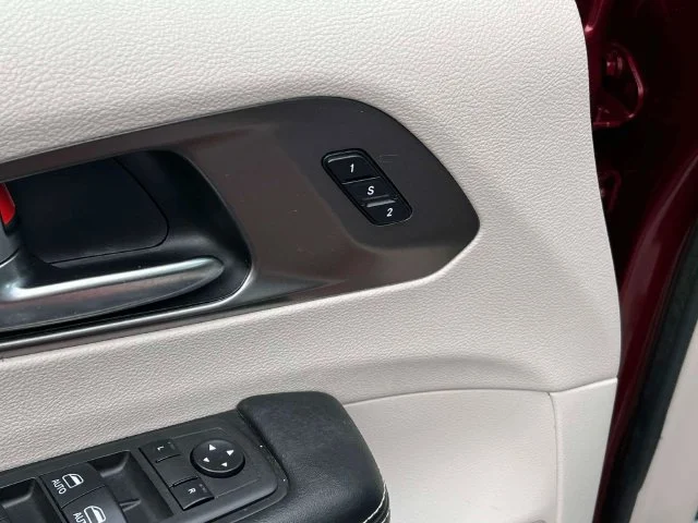 Certified Used 2022 Velvet Chrysler Touring L image 28