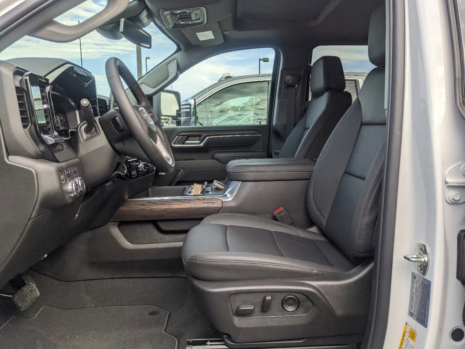 New 2025 White Frost Tricoat GMC SLT image 31