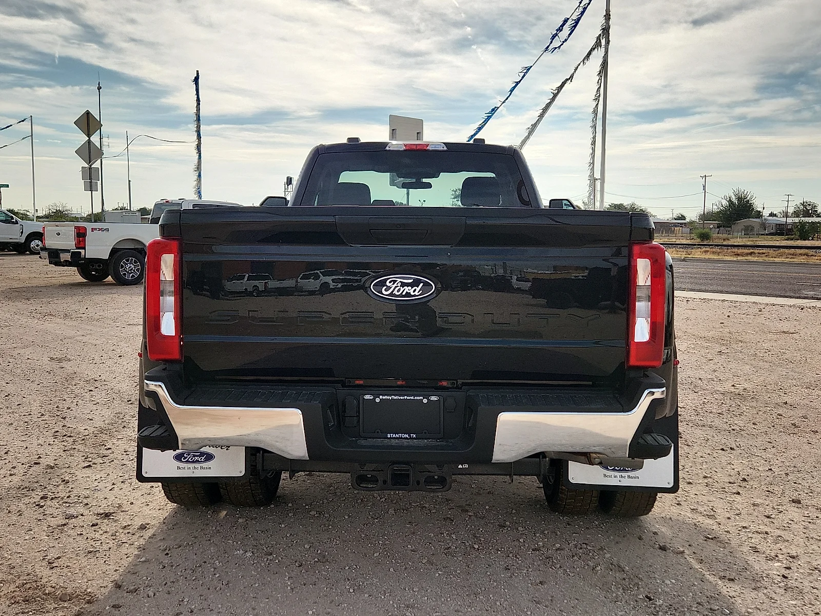 New 2027 Agate Black Metallic Ford XLT image 6