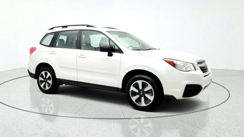 Used 2018 Crystal White Pearl Subaru 2.5i CVT w/ Alloy Wheel Package image 3