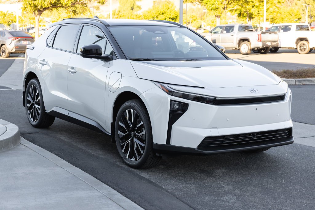 New 2027 Wind Chill Pearl with Midnight Black Metallic roof <sup>1</sup> Toyota  Limited image 3