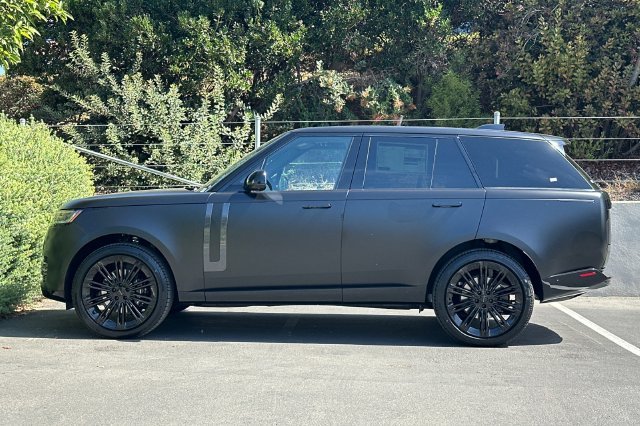 New 2026 Obsidian Black Satin Land Rover SE image 2