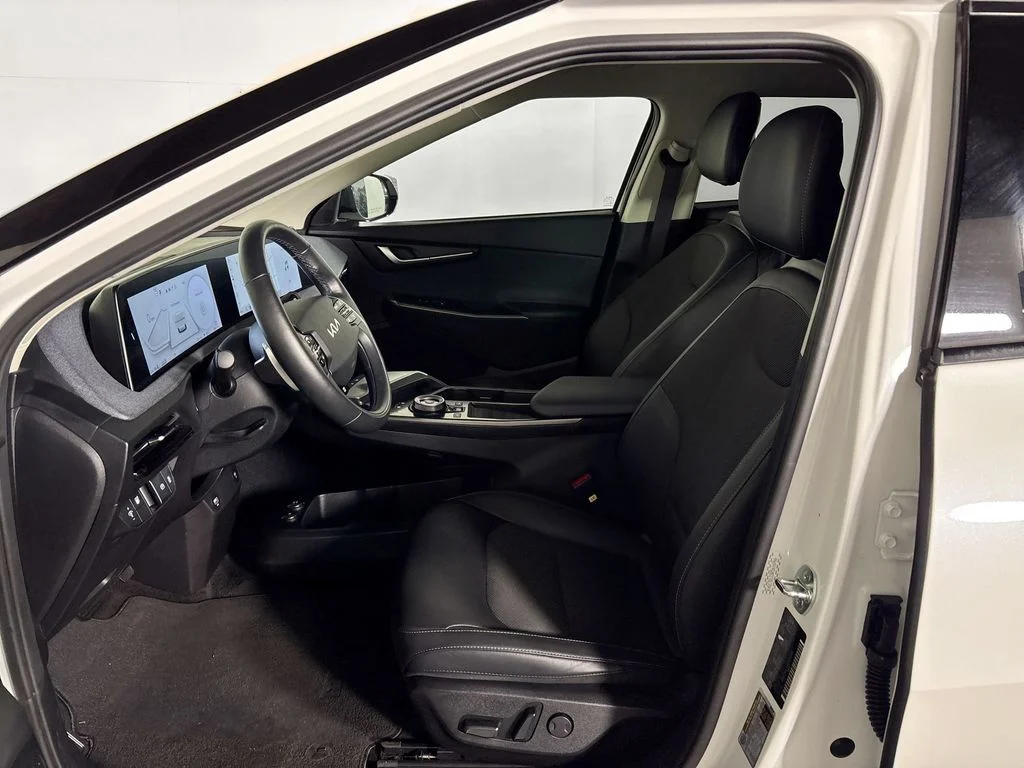Used 2024 Snow White Pearl Kia Light image 11