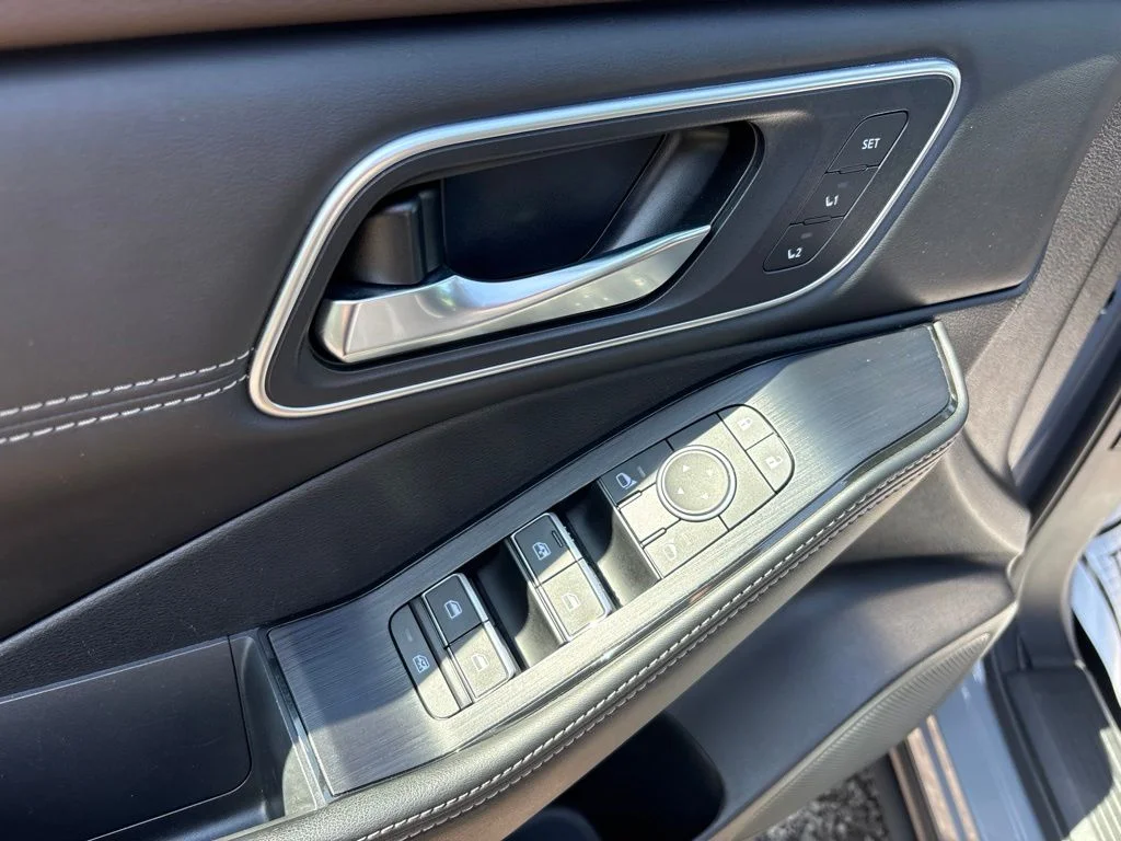 Used 2023 Gray Nissan Platinum image 19