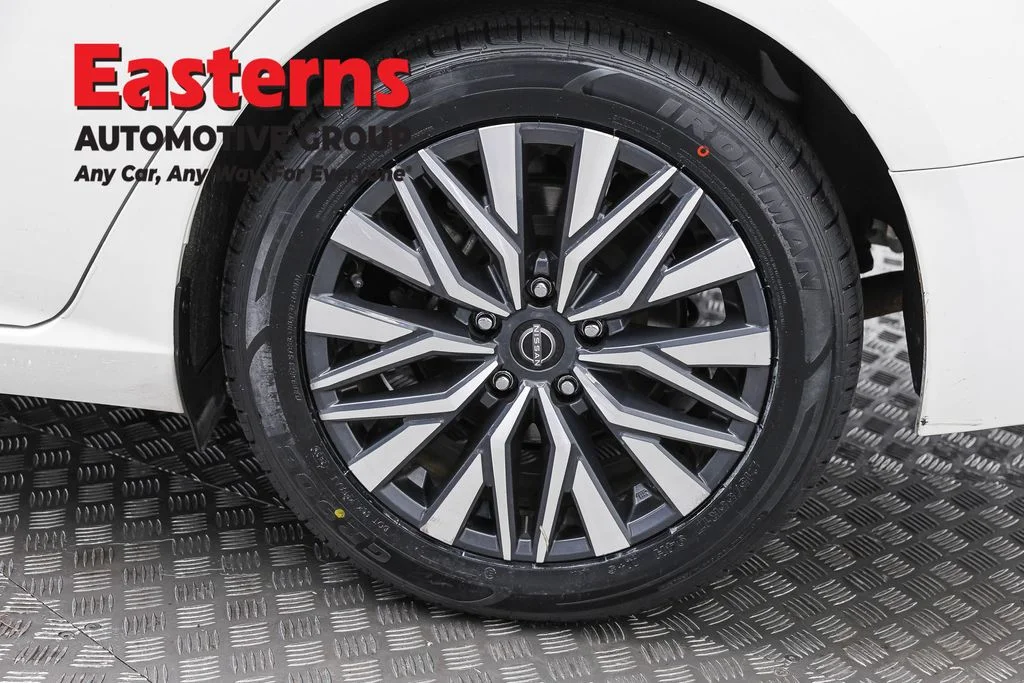 Used 2025 White Nissan 2.5 SV image 33