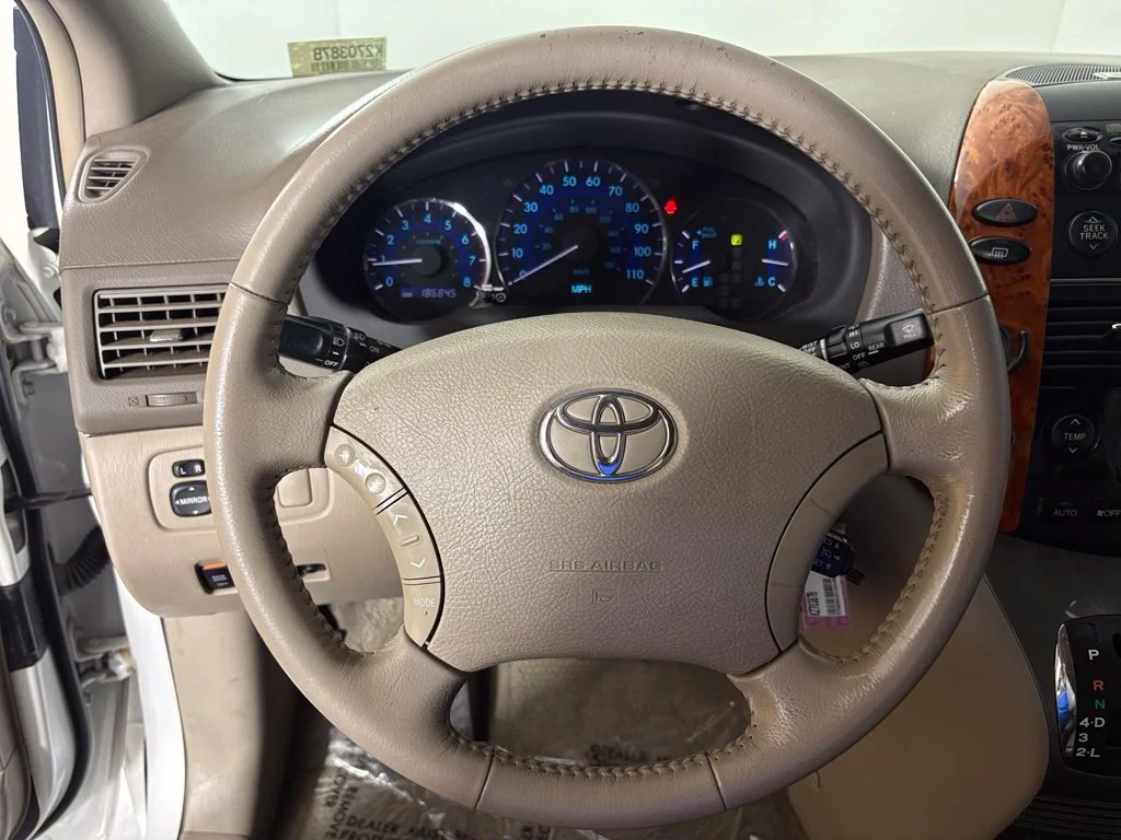 Used 2006 White Toyota XLE image 19
