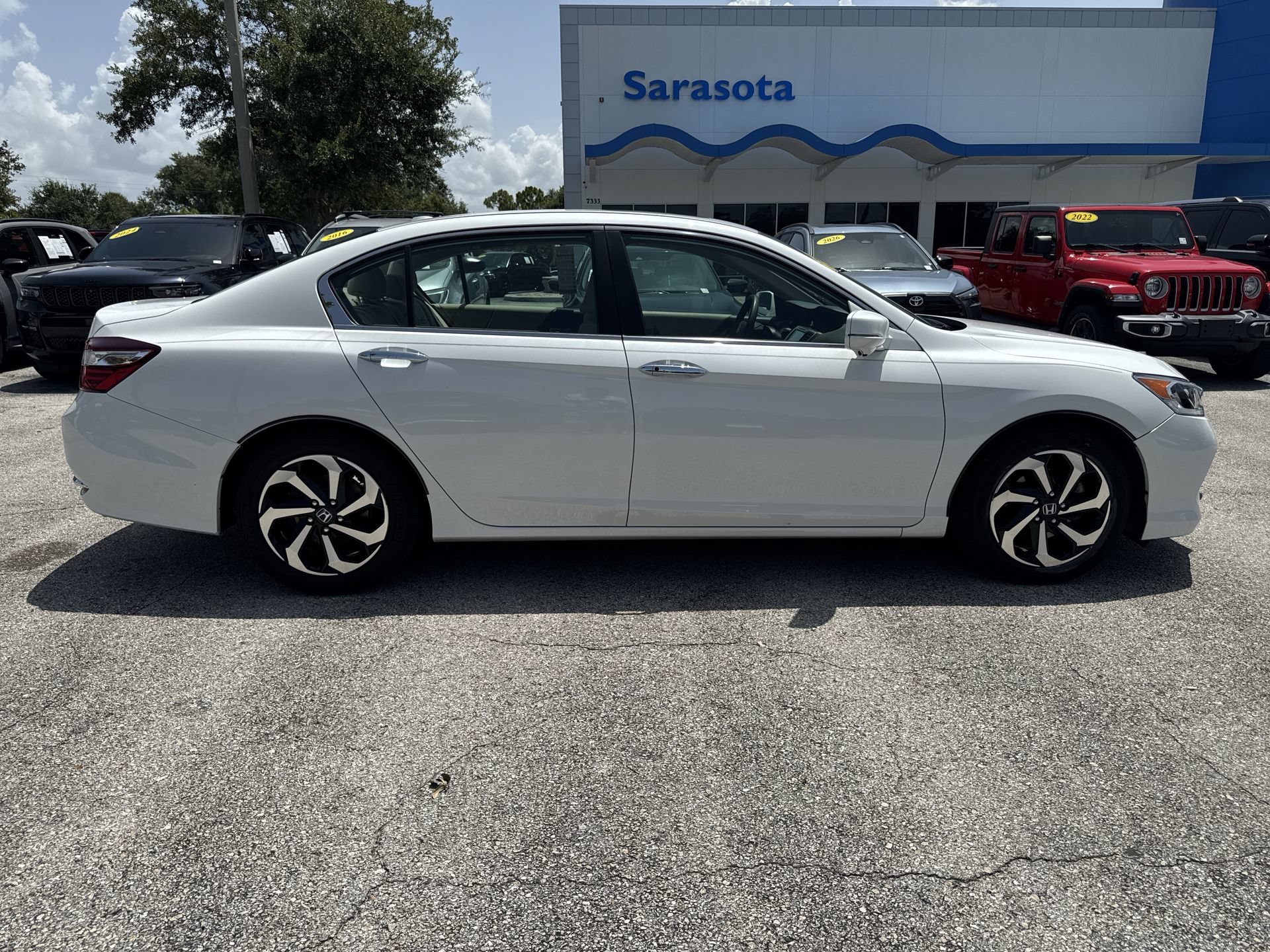 Used 2017 White Honda EX image 5