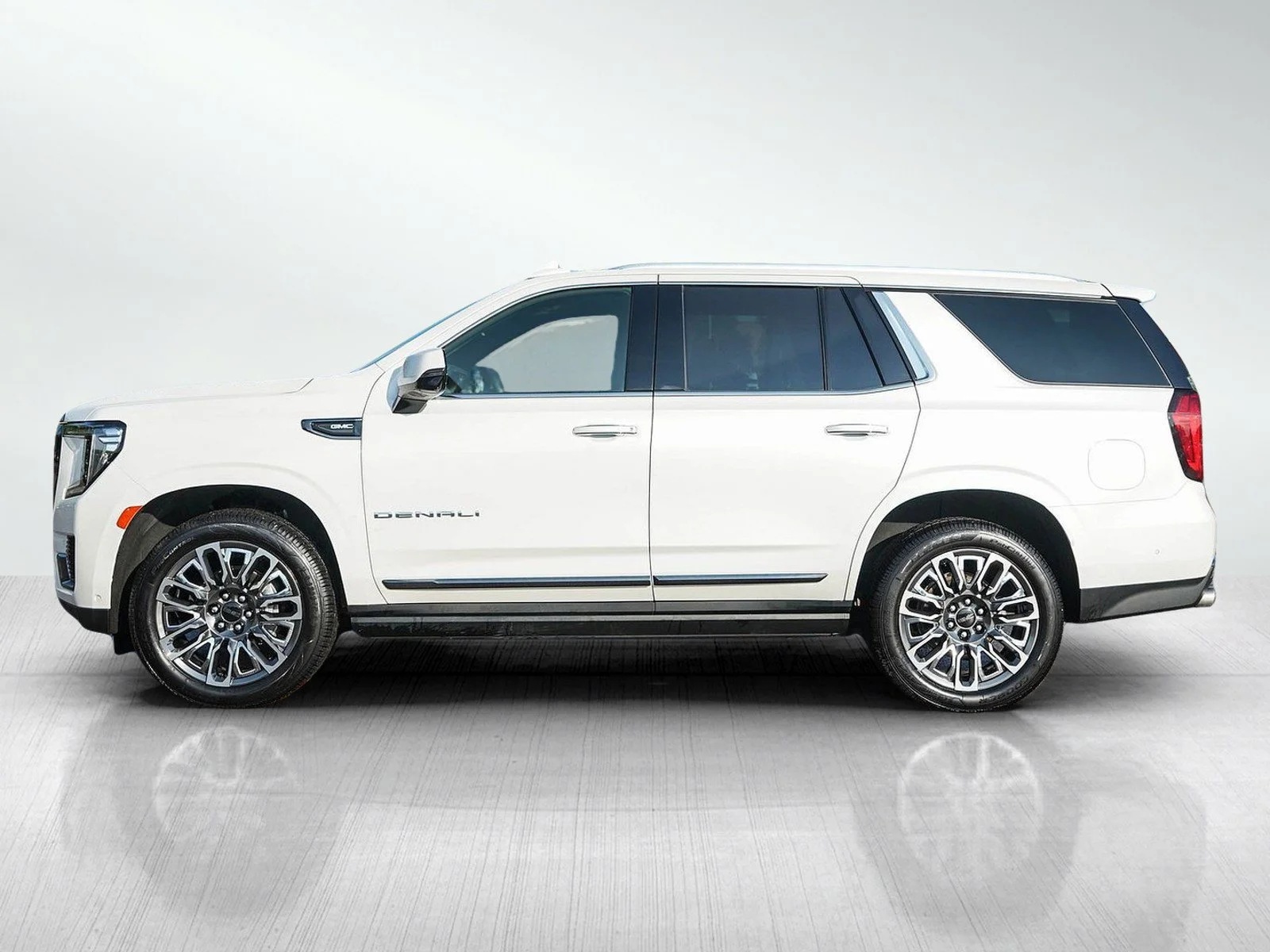 Used 2023 White Frost Tricoat GMC Denali Ultimate image 2