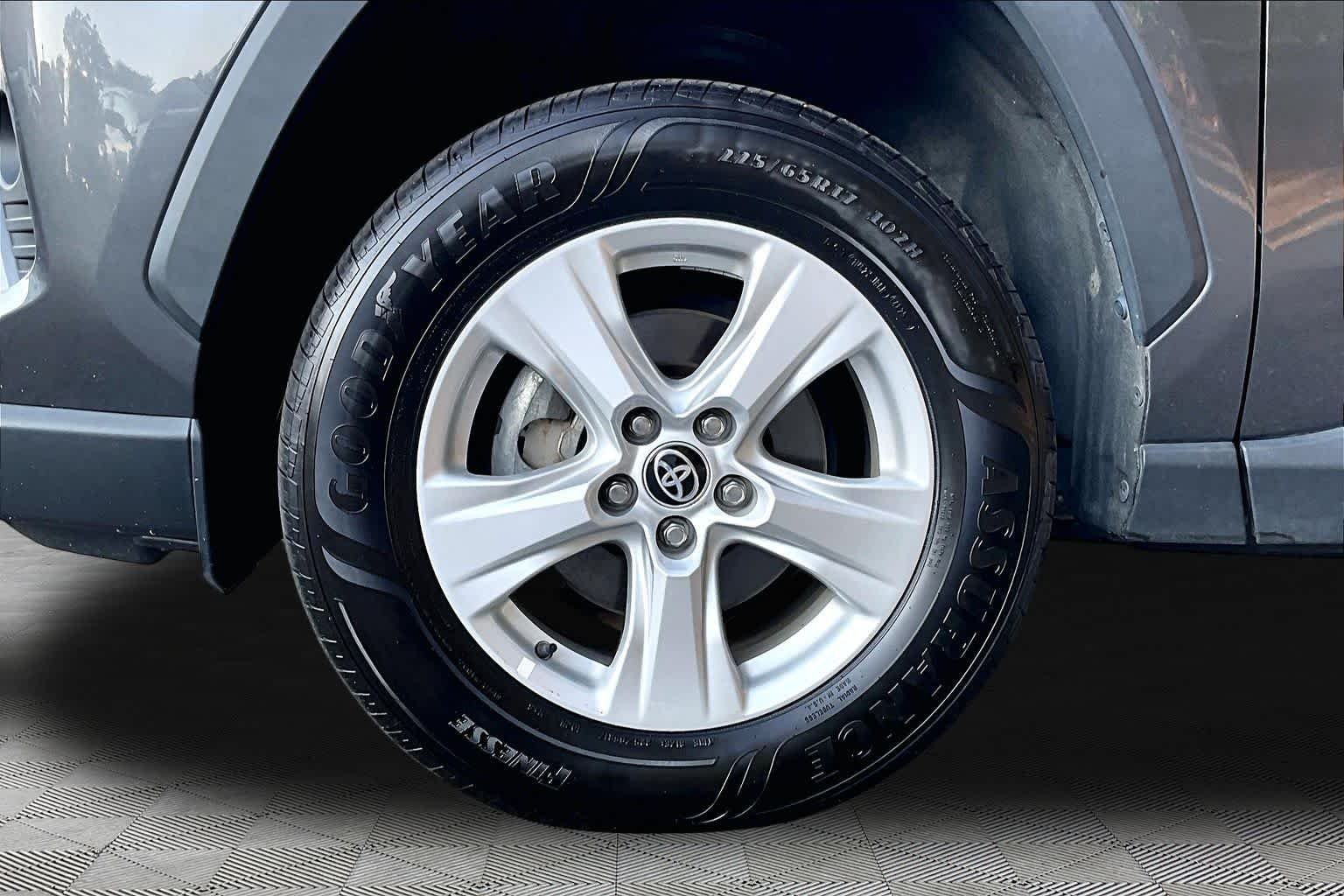 Used 2021 Magnetic Gray Metallic Toyota Hybrid XLE image 11