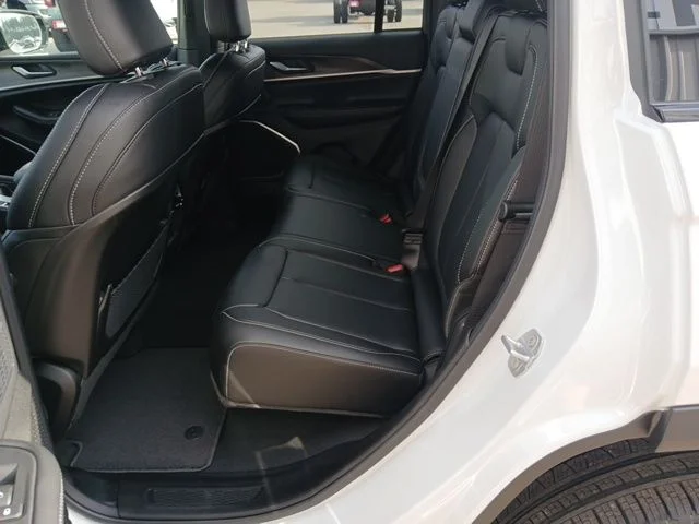 New 2026 Bright White Clear-Coat Exterior Paint Jeep Limited image 17