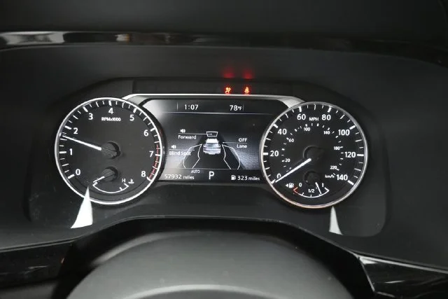 Used 2022 White Nissan SL image 19