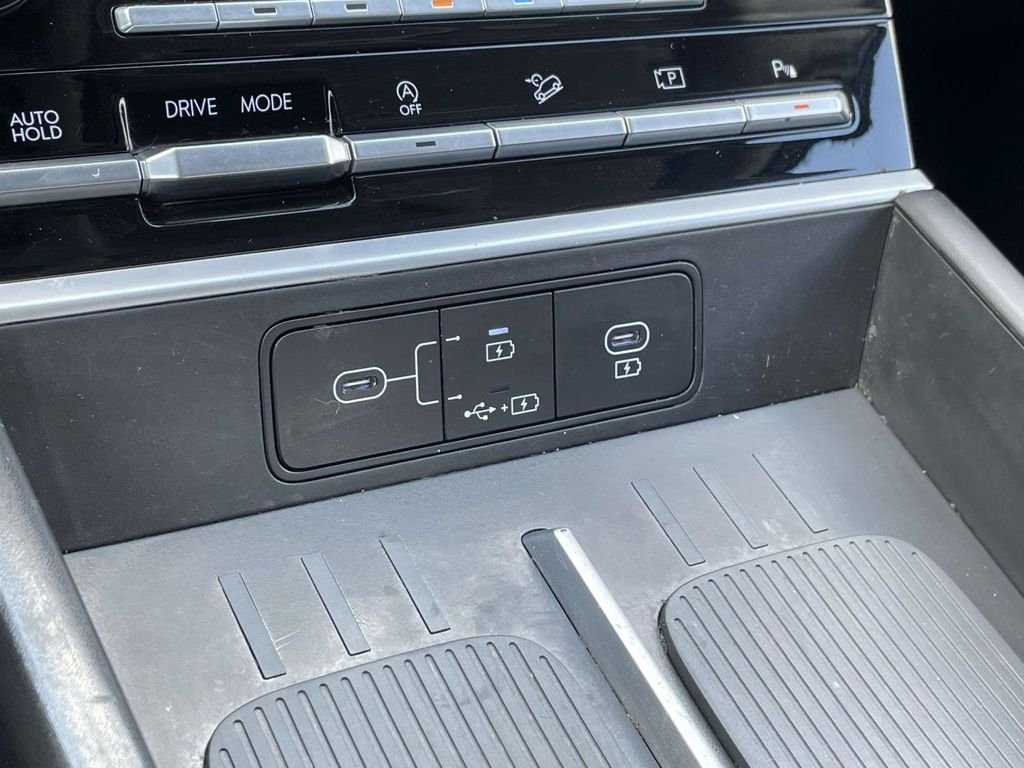 Used 2024 White Hyundai SE image 18