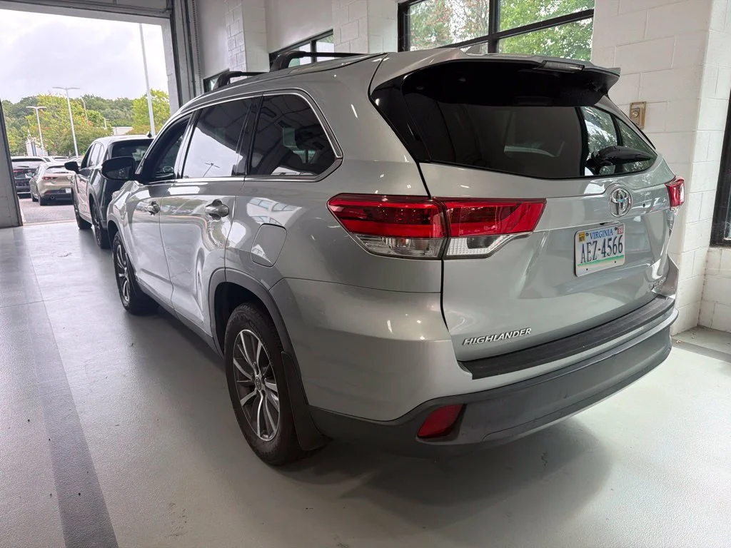 Used 2019 Silver Toyota XLE image 3