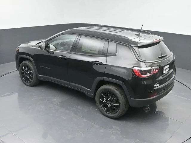 New 2026 Diamond Black Crystal Pearl-Coat Exterior Paint Jeep Latitude image 36