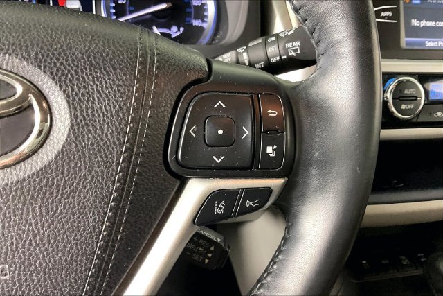 Used 2017 Silver Toyota XLE image 11