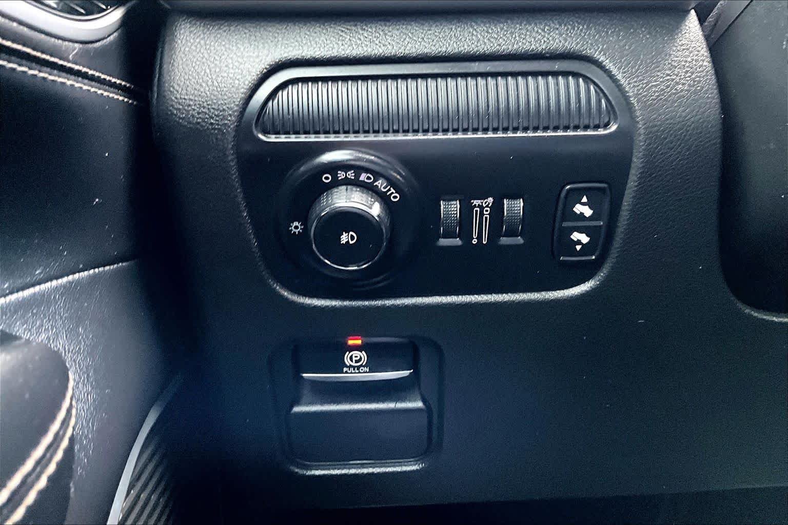 Used 2022 Diamond Black Crystal Pearlcoat Jeep Series I image 32