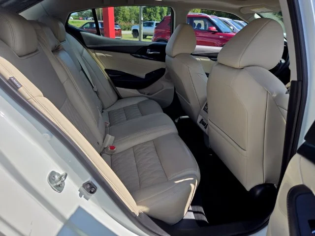 Used 2023 White Nissan Platinum image 20